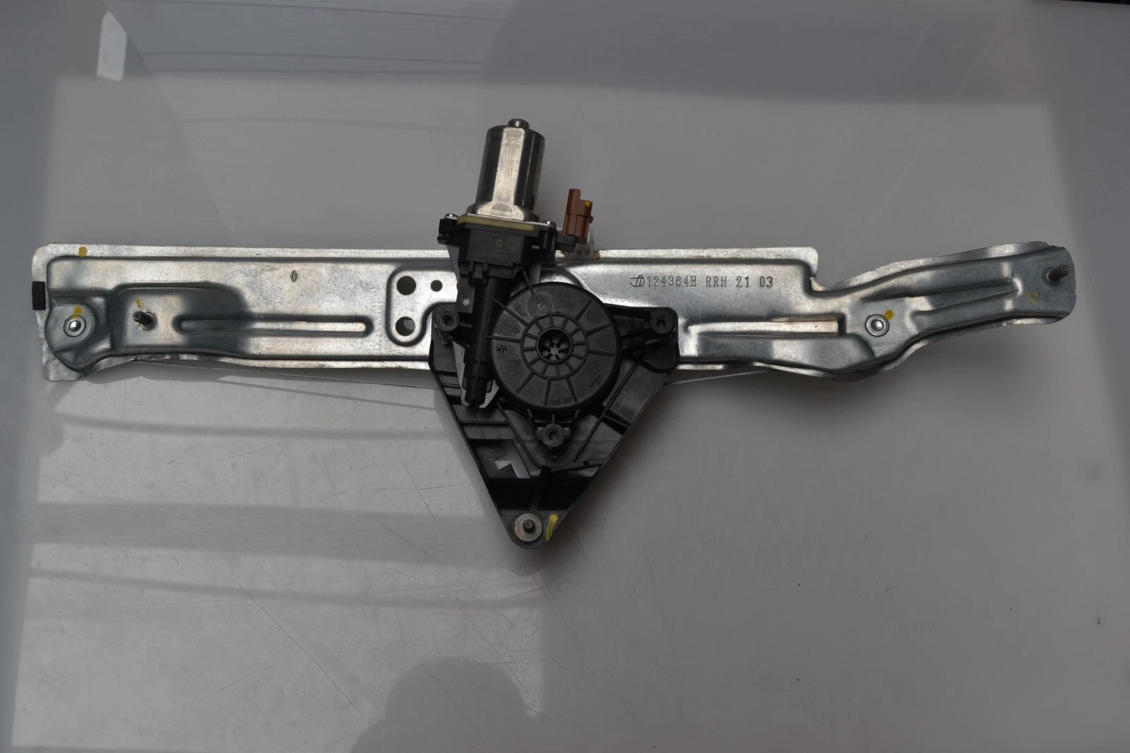 CAM KRİKOSU ARKA SAĞ 827208625R SANDERO III | 827208625R